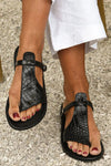 Ella - Svarta strukturerade sandaler med t-rem