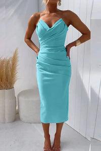 Robe midi turquoise sans manches, décolleté en V, drapés au buste et à la taille
