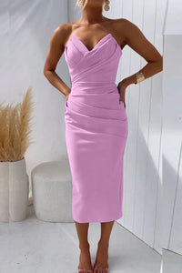 Robe midi lilas sans manches, décolleté en V, drapés au buste et à la taille