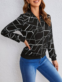 Veste noire à motif géométrique, zip frontal, col montant, poignets côtelés.