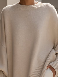 Pull en maille beige clair, encolure ronde, manches chauve-souris drapées