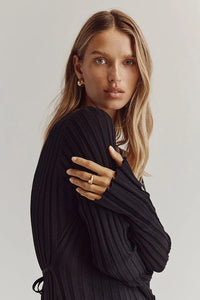 Robe midi en maille côtelée noire, encolure V, texture côtelée, gros plan.