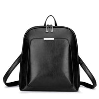 Sac à dos classique noir en cuir, vue de face avec fermeture centrale et bretelles