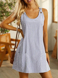 Robe courte rayée sans manches, encolure ronde, boutons aux bretelles, poches
