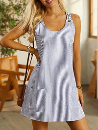 Robe courte rayée bleu et blanc, bretelles boutonnées, poches latérales