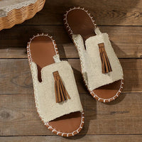 Sandales orthopédiques en toile beige, brides, pompon en cuir marron.