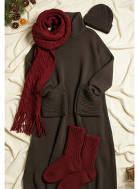 Robe longue en maille brune à col roulé, poches plaquées et finitions côtelées