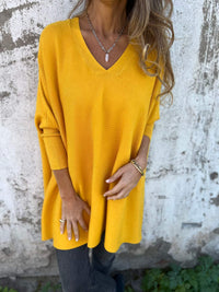 Pull léger col rond jaune moutarde, manches trois-quarts, coupe ample en maille douce.