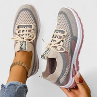 Baskets orthopédiques à tige en maille beige et lacets blancs, semelle épaisse rose