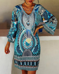 Robe courte d’été imprimée turquoise et blanc, col V, manches évasées, motif mandala.