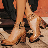 Bottines marron clair à talon épais, doubles brides croisées avec boucles réglables.