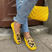 Mocassins Caia™ jaunes à imprimé léopard, bout rond, détail boucle