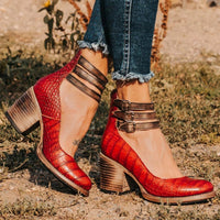 Bottines à talon moyen rouges effet croco, brides à boucle et bout légèrement pointu