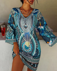 Robe courte d’été bleue à col V, manches longues évasées, motif mandala turquoise et blanc.