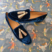 Chaussures rétro à enfiler en velours bleu, empiècement brillant et pompons frangés.