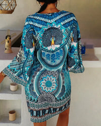 Robe courte d’été imprimée turquoise, dos avec grand motif mandala, manches longues évasées.