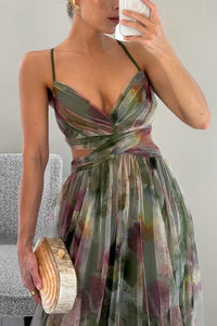 Robe longue Eirith à fines bretelles, corsage noué, jupe plissée vert et prune.