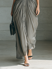 Robe longue grise plissée boutonnée, drapé fluide, manches 3/4.