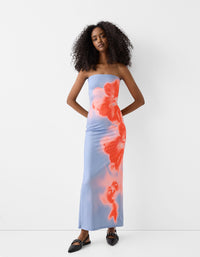 Robe midi bustier sans bretelles bleu clair imprimé fleuri rouge orangé, jambe fendue