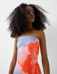 Robe midi bustier bleu clair à imprimé fleuri rouge orangé, vue rapprochée