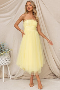 Robe longue Aera bandeau en tulle jaune pâle, taille froncée et jupe en voile.