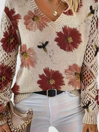 Pull à fleurs brodées rouge, maille claire, col V, manches ajourées au crochet.