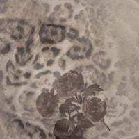 Tissu de robe à imprimé texturé léopard et fleurs, motifs bruns sur fond beige.