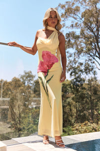 Robe longue jaune en tulle, col choker et imprimé rose floral.