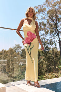 Robe longue jaune en tulle à bretelles fines, imprimé rose floral.