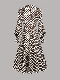 Robe imprimée vue de dos, manches longues et jupe évasée.
