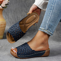Sandales élégantes bleu marine, empiècement crochet floral, semelle brune