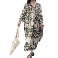 Robe-chemise imprimé géométrique vert kaki et écru, col en V, manches longues