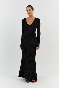 Robe midi en maille côtelée noire, encolure V, manches longues, évasée en bas.