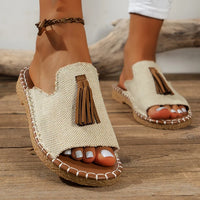 Sandales orthopédiques beiges en tissu tissé, pompon marron et semelle compensée