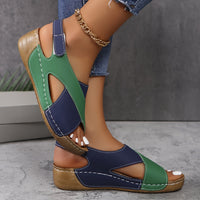 Sandales Ainsley semelle épaisse bicolores vert et bleu marine, brides croisées