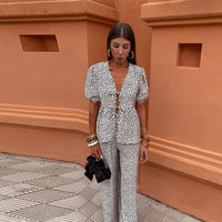 Ensemble pantalon à pois noirs : haut boutonné avec lien, manches bouffantes et pantalon long