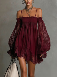 Mini-robe bordeaux froncée épaules dénudées, manches en dentelle transparente, jupe ample