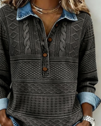 Sweat à col chemise gris foncé avec col bleu et boutons bruns, motifs en relief