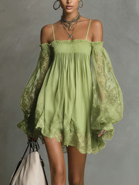 Mini-robe vert sauge à épaules dénudées, buste froncé, manches en dentelle translucide
