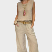 Ensemble deux pièces bohème Paloma™ beige : haut sans manches, pantalon ample, ceinture.