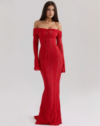 Robe rouge longue près du corps, épaules dénudées, manches dentelle, ruban au buste.
