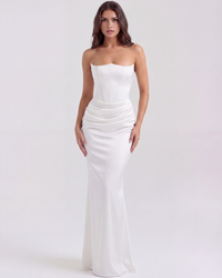 Robe longue blanche à bretelles fines, corsage structuré et fronces à la taille