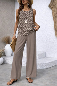 Ensemble estival sans manches beige : haut à motif et pantalon large uni taupe.