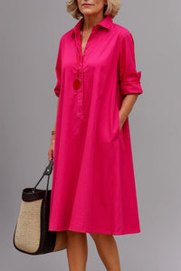 Robe midi chemise fuchsia unie, col, patte de boutons, manches longues retroussées.