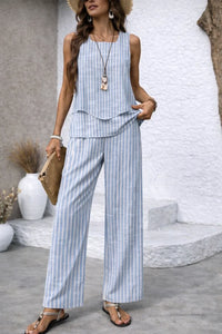 Ensemble estival rayé bleu clair : haut à volants superposés et pantalon large évasé.