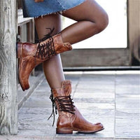 Bottes à lacets en cuir marron, tige à œillets et clous, semelle brunâtre