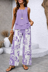 Ensemble estival violet : haut à volants superposés et pantalon ample à motifs feuillage.