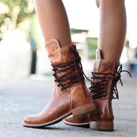 Bottes à lacets en cuir marron, talon bas et semelle brunâtre, tige à œillets