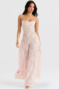 Robe longue d’été rose pâle en voile, bretelles fines et motif floral, décolleté carré