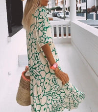 Robe longue vert à motif floral abstrait, coupe ample, manches courtes, vue de dos.